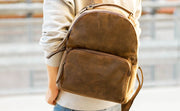 Person trägt einen Lederrucksack – moderner und praktischer Lederrucksack aus Leder für Damen und Herren, ideal für den täglichen Gebrauch.